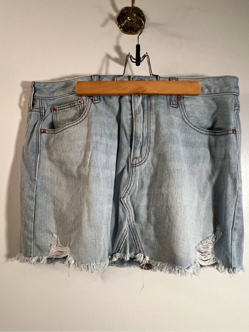 American Eagle Women’s Size 14 Denim Mini Skirt Cut Off Light Wash Distressed - Picture 2 of 10